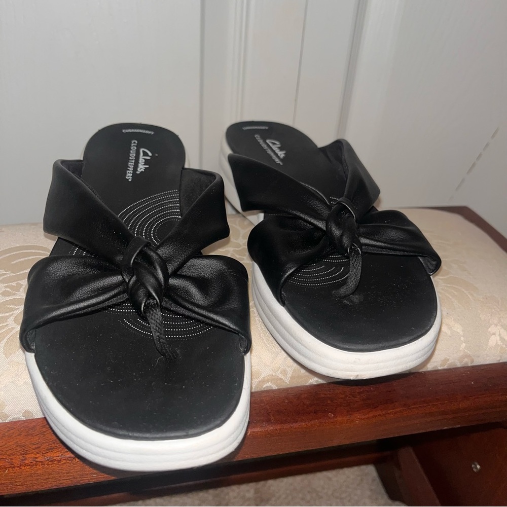 Womens Clark’s black and white flip flop sandals sz 8.5